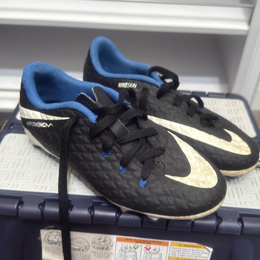 Nike Skin Hyper venom Black and Blue Soccer Shoes 12.5C